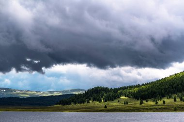 Uzunkel Gölü dağlarla ve Sibirya Taygası ile çevrilidir. Ulagansky Bölgesi, Altai Cumhuriyeti, Rusya