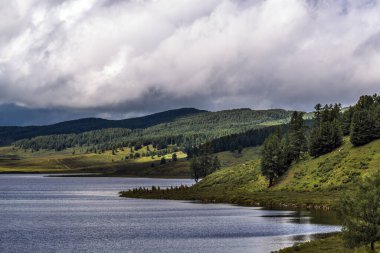 Uzunkel Gölü dağlarla ve Sibirya Taygası ile çevrilidir. Ulagansky Bölgesi, Altai Cumhuriyeti, Rusya