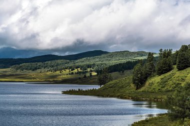 Uzunkel Gölü dağlarla ve Sibirya Taygası ile çevrilidir. Ulagansky Bölgesi, Altai Cumhuriyeti, Rusya