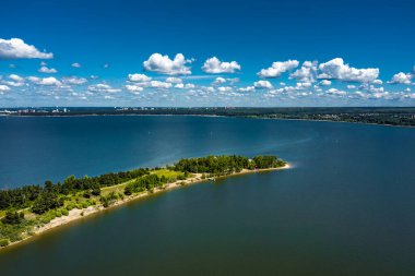 Şehir Parkı, Berd Spit kuş bakışı bakıyor. Berdsk, Novosibirsk bölgesinde, Ob Denizi ve Berd Körfezi ile çevrili özel olarak korunan doğal alan. Rusya 'nın Batı Sibiryası