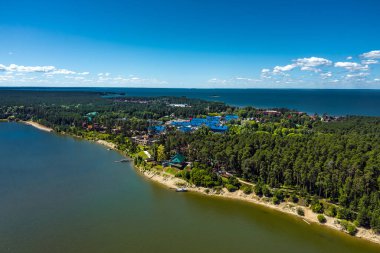 Şehir Parkı, Berd Spit kuş bakışı bakıyor. Berdsk, Novosibirsk bölgesinde, Ob Denizi ve Berd Körfezi ile çevrili özel olarak korunan doğal alan. Rusya 'nın Batı Sibiryası