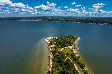 Şehir Parkı, Berd Spit kuş bakışı bakıyor. Berdsk, Novosibirsk bölgesinde, Ob Denizi ve Berd Körfezi ile çevrili özel olarak korunan doğal alan. Rusya 'nın Batı Sibiryası