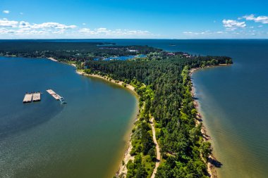 Şehir Parkı, Berd Spit kuş bakışı bakıyor. Berdsk, Novosibirsk bölgesinde, Ob Denizi ve Berd Körfezi ile çevrili özel olarak korunan doğal alan. Rusya 'nın Batı Sibiryası