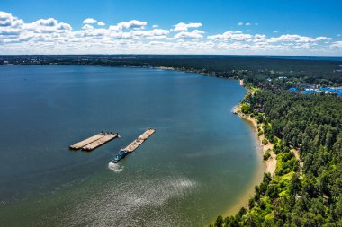 Şehir Parkı, Berd Spit kuş bakışı bakıyor. Berdsk, Novosibirsk bölgesinde, Ob Denizi ve Berd Körfezi ile çevrili özel olarak korunan doğal alan. Rusya 'nın Batı Sibiryası