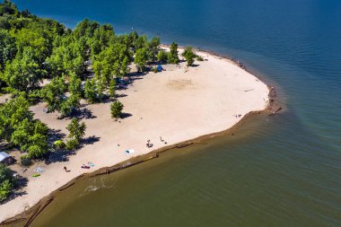 Şehir Parkı, Berd Spit kuş bakışı bakıyor. Berdsk, Novosibirsk bölgesinde, Ob Denizi ve Berd Körfezi ile çevrili özel olarak korunan doğal alan. Rusya 'nın Batı Sibiryası