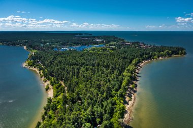 Şehir Parkı, Berd Spit kuş bakışı bakıyor. Berdsk, Novosibirsk bölgesinde, Ob Denizi ve Berd Körfezi ile çevrili özel olarak korunan doğal alan. Rusya 'nın Batı Sibiryası