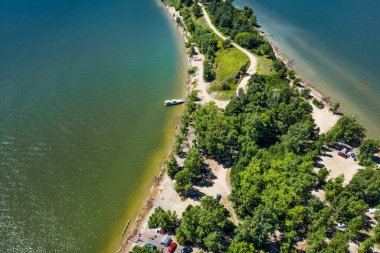 Şehir Parkı, Berd Spit kuş bakışı bakıyor. Berdsk, Novosibirsk bölgesinde, Ob Denizi ve Berd Körfezi ile çevrili özel olarak korunan doğal alan. Rusya 'nın Batı Sibiryası