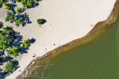 Şehir Parkı, Berd Spit kuş bakışı bakıyor. Berdsk, Novosibirsk bölgesinde, Ob Denizi ve Berd Körfezi ile çevrili özel olarak korunan doğal alan. Rusya 'nın Batı Sibiryası