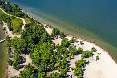Şehir Parkı, Berd Spit kuş bakışı bakıyor. Berdsk, Novosibirsk bölgesinde, Ob Denizi ve Berd Körfezi ile çevrili özel olarak korunan doğal alan. Rusya 'nın Batı Sibiryası