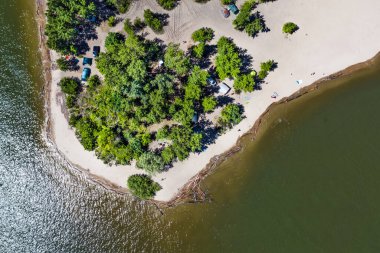 Şehir Parkı, Berd Spit kuş bakışı bakıyor. Berdsk, Novosibirsk bölgesinde, Ob Denizi ve Berd Körfezi ile çevrili özel olarak korunan doğal alan. Rusya 'nın Batı Sibiryası