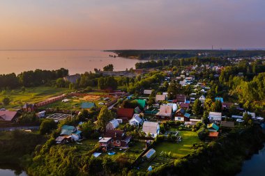 BERDSK, Novosibirsk bölgesi, Rusya 'nın Batı Sibirya bölgesi - 4 Temmuz 2021: Bahçe toplumlarında özel evleri olan Ob Denizi kıyısı, kuş bakışı bir bakış açısıyla. Berdsk kıyısında..