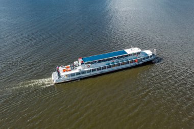 BERDSK, Novosibirsk Bölgesi, Batı Sibirya - 28 Temmuz 2021: Ob Denizi sularındaki bir zevk teknesinin kuş bakışı görüntüsü