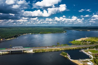 BERDSK, Novosibirsk Bölgesi, Batı Sibirya - 28 Temmuz 2021: Berd Nehri üzerindeki karayolu ve demiryolu köprüsü