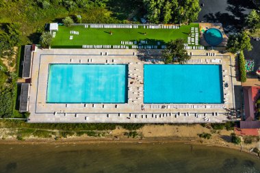 BERDSK, Novosibirsk Bölgesi, Rusya 'nın Batı Sibirya Bölgesi - 28 Temmuz 2021: Ob Denizi kıyısındaki kuş bakışı havuz ve Remix Sahili