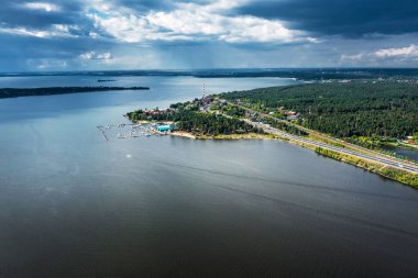 BERDSK, Novosibirsk Bölgesi, Rusya 'nın Batı Sibirya Bölgesi - 28 Temmuz 2021: Berdsk şehri ve Ob Denizi' ndeki Berdsky Körfezi 'nin kuş bakışı görüntüsü
