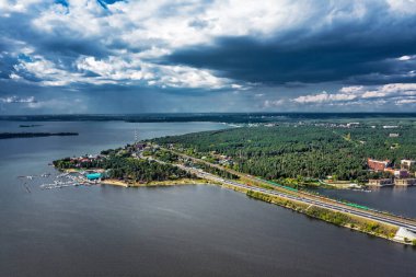 BERDSK, Novosibirsk Bölgesi, Rusya 'nın Batı Sibirya Bölgesi - 28 Temmuz 2021: Berdsk şehri ve Ob Denizi' ndeki Berdsky Körfezi 'nin kuş bakışı görüntüsü