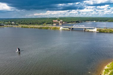 BERDSK, Novosibirsk Bölgesi, Batı Sibirya - 28 Temmuz 2021: Berd Nehri üzerindeki karayolu ve demiryolu köprüsü