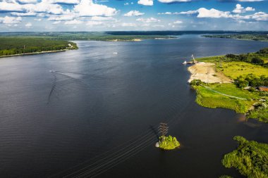 Berdsk yakınlarındaki Berd Nehri yazın kuş bakışı bir manzarayla görülür..