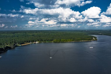 Berdsk yakınlarındaki Berd Nehri yazın kuş bakışı bir manzarayla görülür..