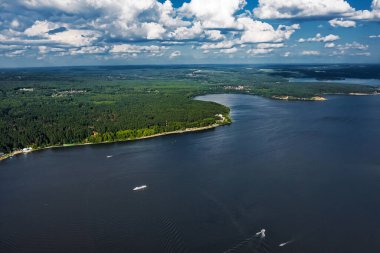 Berdsk yakınlarındaki Berd Nehri yazın kuş bakışı bir manzarayla görülür..