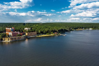 BERDSK, Novosibirsk Bölgesi, Rusya 'nın Batı Sibirya Bölgesi - 28 Temmuz 2021: Berdsk şehri ve Ob Denizi' ndeki Berdsky Körfezi 'nin kuş bakışı görüntüsü