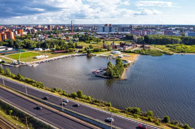 BERDSK, Novosibirsk Bölgesi, Rusya 'nın Batı Sibirya Bölgesi - 28 Temmuz 2021: Berd Nehri yakınlarındaki karayolu ve demiryolları