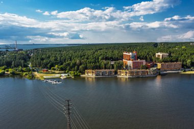BERDSK, Novosibirsk Bölgesi, Rusya 'nın Batı Sibirya Bölgesi - 28 Temmuz 2021: Berdsk şehri ve Ob Denizi' ndeki Berdsky Körfezi 'nin kuş bakışı görüntüsü