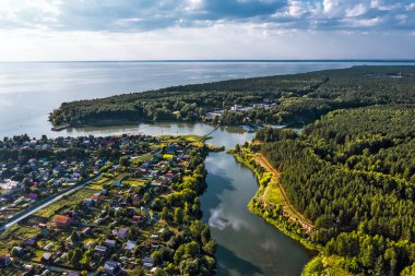 Ob Denizi 'ne akan Razdelnaya Nehri' nin ağzının kuş bakışı görüntüsü. Berdsk, Novosibirsk bölgesi, Rusya 'nın Batı Sibirya' sı