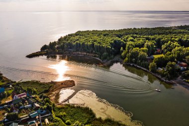 Ob Denizi 'ne akan Razdelnaya Nehri' nin ağzının kuş bakışı görüntüsü. Berdsk, Novosibirsk bölgesi, Rusya 'nın Batı Sibirya' sı