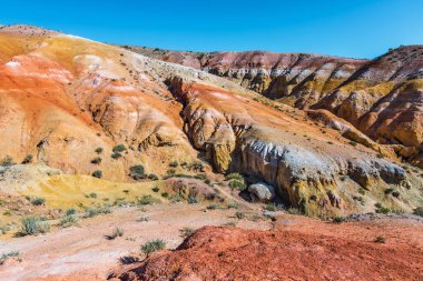 Kyzyl-Chin 'in Mars manzaraları. Altai Cumhuriyeti 'nin Kosh-Agach ilçesine bağlı Chagan-Uzun köyü yakınlarındaki çok renkli dağlar. Rusya, Güney Sibirya