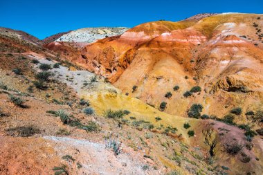 Kyzyl-Chin 'in Mars manzaraları. Altai Cumhuriyeti 'nin Kosh-Agach ilçesine bağlı Chagan-Uzun köyü yakınlarındaki çok renkli dağlar. Rusya, Güney Sibirya