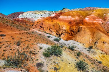 Kyzyl-Chin 'in Mars manzaraları. Altai Cumhuriyeti 'nin Kosh-Agach ilçesine bağlı Chagan-Uzun köyü yakınlarındaki çok renkli dağlar. Rusya, Güney Sibirya
