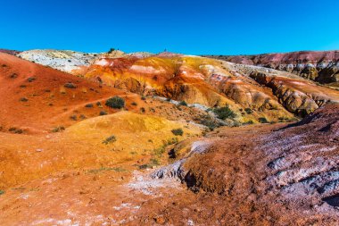 Kyzyl-Chin 'in Mars manzaraları. Altai Cumhuriyeti 'nin Kosh-Agach ilçesine bağlı Chagan-Uzun köyü yakınlarındaki çok renkli dağlar. Rusya, Güney Sibirya