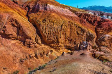 Kyzyl-Chin 'in Mars manzaraları. Altai Cumhuriyeti 'nin Kosh-Agach ilçesine bağlı Chagan-Uzun köyü yakınlarındaki çok renkli dağlar. Rusya, Güney Sibirya