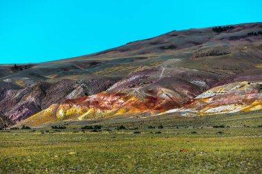 Kyzyl-Chin 'in Mars manzaraları. Altai Cumhuriyeti 'nin Kosh-Agach ilçesine bağlı Chagan-Uzun köyü yakınlarındaki çok renkli dağlar. Rusya, Güney Sibirya