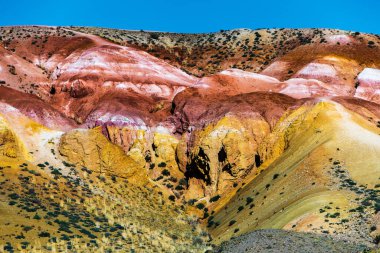 Kyzyl-Chin 'in Mars manzaraları. Altai Cumhuriyeti 'nin Kosh-Agach ilçesine bağlı Chagan-Uzun köyü yakınlarındaki çok renkli dağlar. Rusya, Güney Sibirya