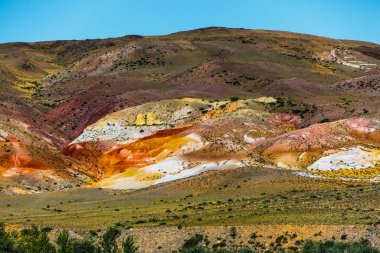 Kyzyl-Chin 'in Mars manzaraları. Altai Cumhuriyeti 'nin Kosh-Agach ilçesine bağlı Chagan-Uzun köyü yakınlarındaki çok renkli dağlar. Rusya, Güney Sibirya