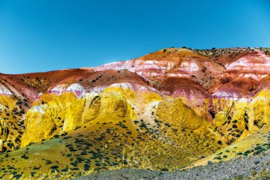 Kyzyl-Chin 'in Mars manzaraları. Altai Cumhuriyeti 'nin Kosh-Agach ilçesine bağlı Chagan-Uzun köyü yakınlarındaki çok renkli dağlar. Rusya, Güney Sibirya