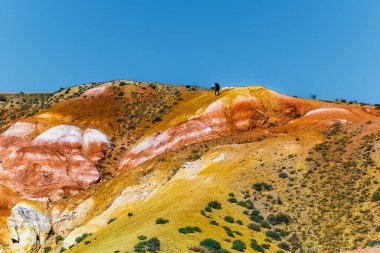 Kyzyl-Chin 'in Mars manzaraları. Altai Cumhuriyeti 'nin Kosh-Agach ilçesine bağlı Chagan-Uzun köyü yakınlarındaki çok renkli dağlar. Rusya, Güney Sibirya