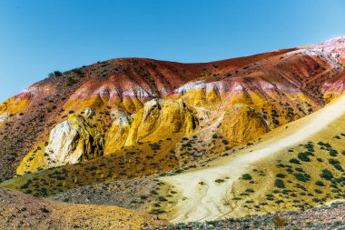 Kyzyl-Chin 'in Mars manzaraları. Altai Cumhuriyeti 'nin Kosh-Agach ilçesine bağlı Chagan-Uzun köyü yakınlarındaki çok renkli dağlar. Rusya, Güney Sibirya