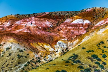 Kyzyl-Chin 'in Mars manzaraları. Altai Cumhuriyeti 'nin Kosh-Agach ilçesine bağlı Chagan-Uzun köyü yakınlarındaki çok renkli dağlar. Rusya, Güney Sibirya
