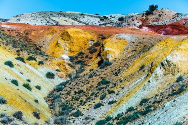 Kyzyl-Chin 'in Mars manzaraları. Altai Cumhuriyeti 'nin Kosh-Agach ilçesine bağlı Chagan-Uzun köyü yakınlarındaki çok renkli dağlar. Rusya, Güney Sibirya