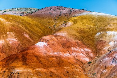 Kyzyl-Chin 'in Mars manzaraları. Altai Cumhuriyeti 'nin Kosh-Agach ilçesine bağlı Chagan-Uzun köyü yakınlarındaki çok renkli dağlar. Rusya, Güney Sibirya