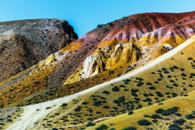Kyzyl-Chin 'in Mars manzaraları. Altai Cumhuriyeti 'nin Kosh-Agach ilçesine bağlı Chagan-Uzun köyü yakınlarındaki çok renkli dağlar. Rusya, Güney Sibirya