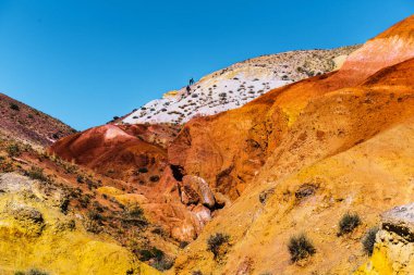 Kyzyl-Chin 'in Mars manzaraları. Altai Cumhuriyeti 'nin Kosh-Agach ilçesine bağlı Chagan-Uzun köyü yakınlarındaki çok renkli dağlar. Rusya, Güney Sibirya