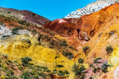 Kyzyl-Chin 'in Mars manzaraları. Altai Cumhuriyeti 'nin Kosh-Agach ilçesine bağlı Chagan-Uzun köyü yakınlarındaki çok renkli dağlar. Rusya, Güney Sibirya