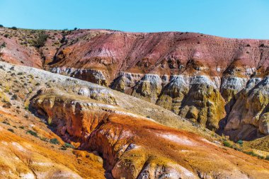 Kyzyl-Chin 'in Mars manzaraları. Altai Cumhuriyeti 'nin Kosh-Agach ilçesine bağlı Chagan-Uzun köyü yakınlarındaki çok renkli dağlar. Rusya, Güney Sibirya