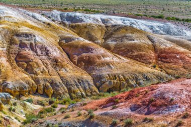 Kyzyl-Chin 'in Mars manzaraları. Altai Cumhuriyeti 'nin Kosh-Agach ilçesine bağlı Chagan-Uzun köyü yakınlarındaki çok renkli dağlar. Rusya, Güney Sibirya