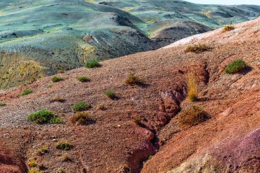Kyzyl-Chin 'in Mars manzaraları. Altai Cumhuriyeti 'nin Kosh-Agach ilçesine bağlı Chagan-Uzun köyü yakınlarındaki çok renkli dağlar. Rusya, Güney Sibirya