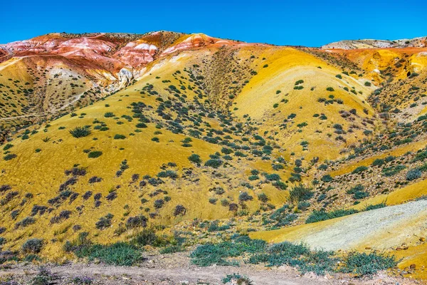 Paisagens Marcianas Kyzyl Chin Montanhas Multicoloridas Perto Aldeia Chagan Uzun — Fotografia de Stock